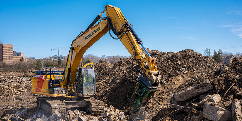 Les équipes de construction retirent la terre et les rochers pendant l’excavation du site du nouveau campus de L’Hôpital d’Ottawa.