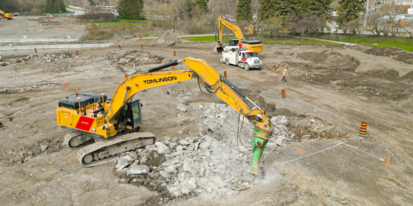 Vue aérienne des équipes de construction qui s’affairent sur le chantier du nouveau campus de L’Hôpital d’Ottawa.
