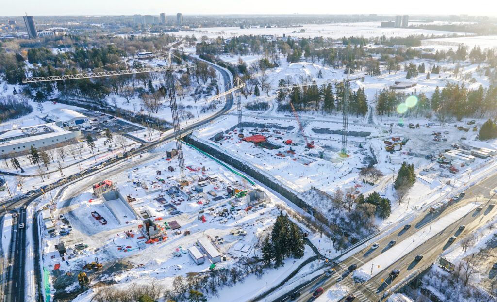 Vue aérienne des trois grues à tour sur le site du nouveau campus de L’Hôpital d’Ottawa.